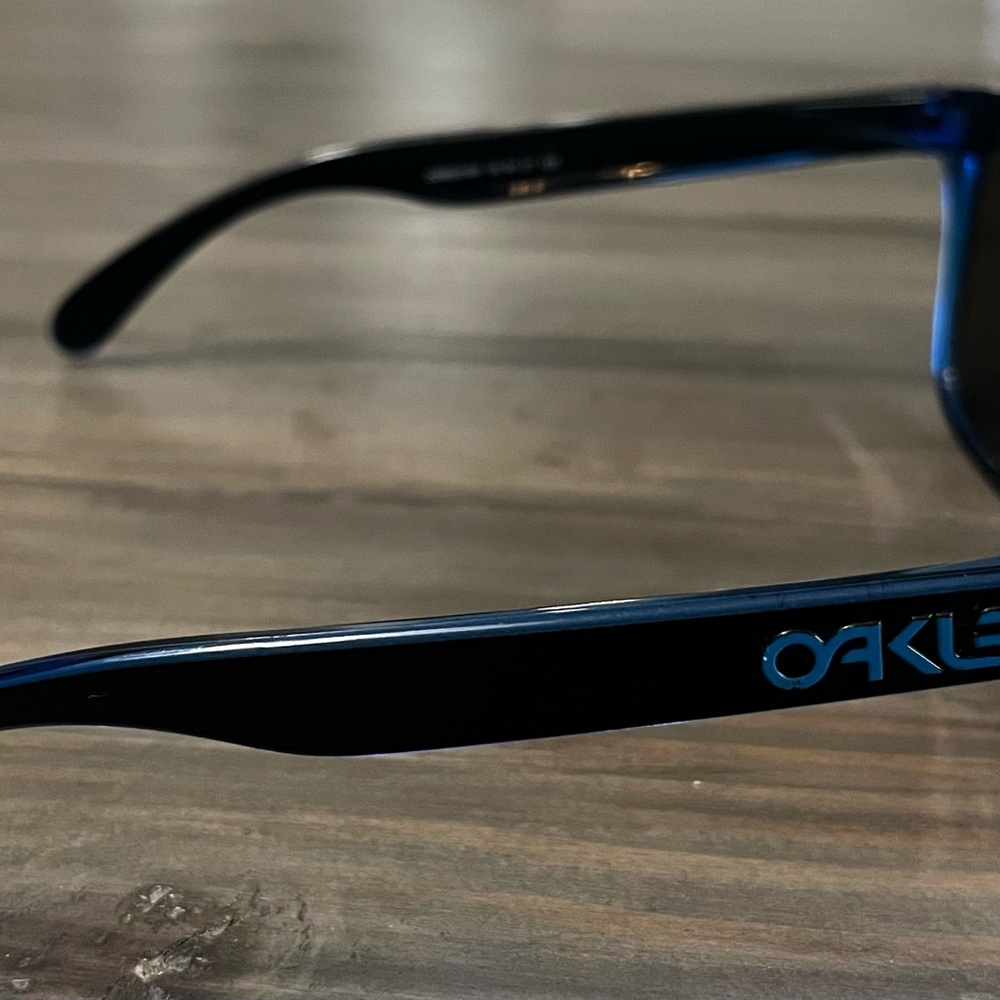 Men's Oakley Frogskin Blue Mirrored Lens Sunglasses with Black Frame - Picture 3 of 5